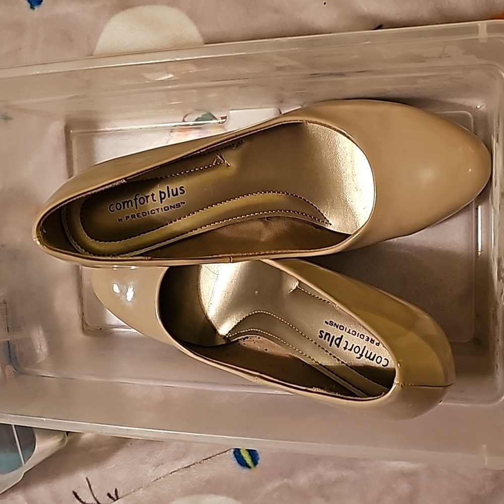 Beige size 8 pumps.